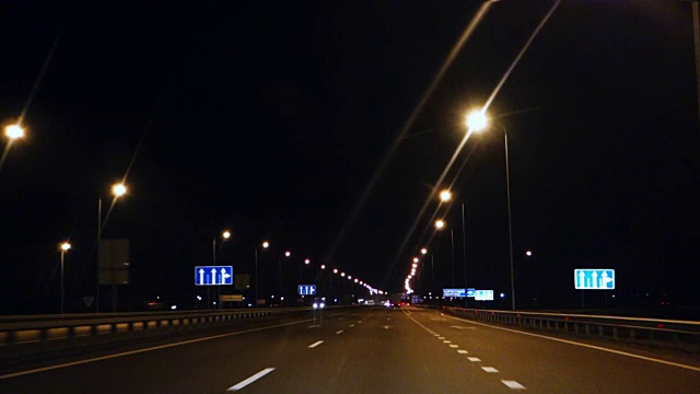 从司机的角度来看，夜间道路行驶