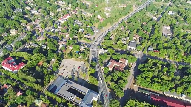 时光流逝夏日里城市街道阳光明媚的里加无人机，汽车道路交通，无人机拍摄，城镇在移动，无人机流逝