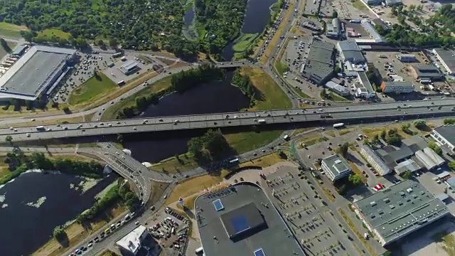 时光流逝城市高架桥阳光明媚的里加无人机，汽车道路交通，无人机拍摄，城镇在移动，无人机流逝