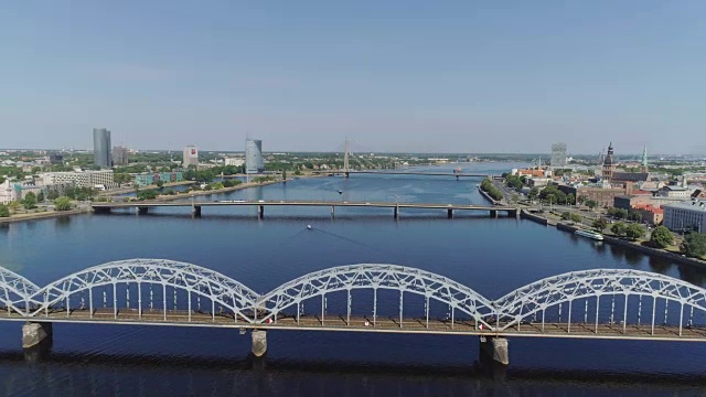 火车桥里加市铁路慢动作无人机在桥附近飞行与汽车交通空中飞行在多加瓦河