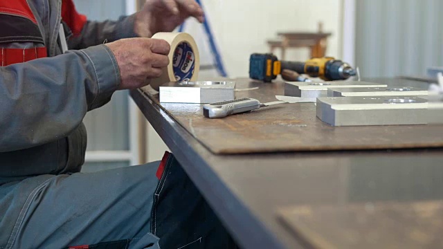 用于制造工业数控机械的金属物件的工人