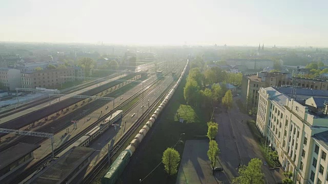 火车桥和铁路与火车在里加市慢速无人机飞行桥附近与汽车交通空中飞行