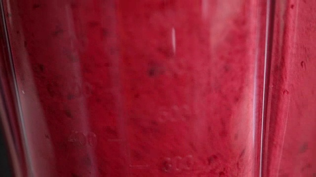 制作樱桃冰沙，果酱或果汁，稳定镜头特写，慢动作
