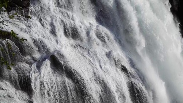 快速惊人的瀑布在Husedalen山谷，挪威。夏天的时间。Nyastølsfossen