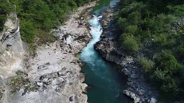 航拍的漂流路线在湍急的河流上