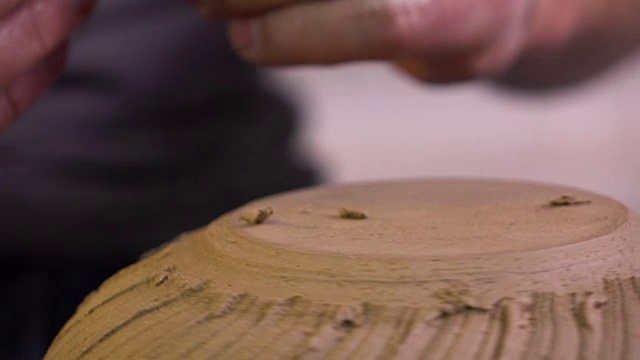 慢动作镜头。最后砍倒水罐