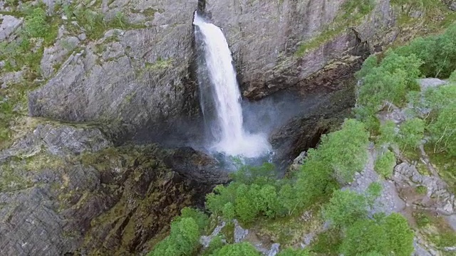 壮丽的鸟瞰图，巨大的瀑布和山谷周围。鸟的观点。挪威,Manafossen。