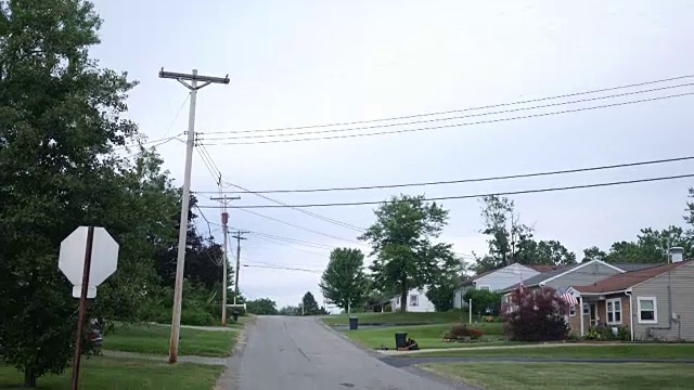 镜头移向住宅区的一条狭窄道路