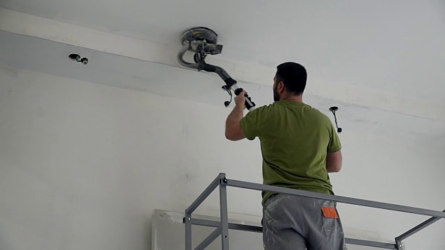 用砂光机工作