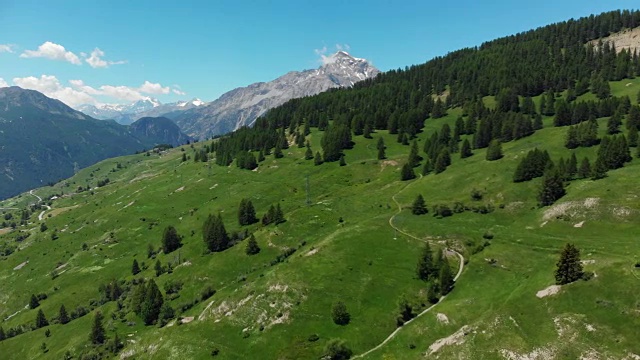 空中飞行:在意大利阿尔卑斯山脉的夏季，飞过蜿蜒的道路去塞斯特里埃滑雪场