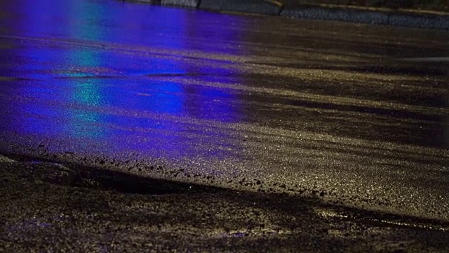 雨天在城市道路上行驶的车辆。汽车在高速公路上行驶，大雨倾盆。城市晚上天气潮湿。
