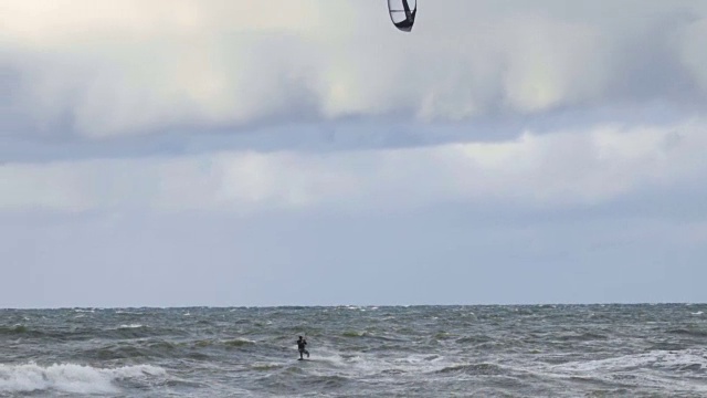 风筝滑板，海洋的乐趣，极限运动。在暴风雨天气中极限风筝冲浪。夏季海洋运动的慢动作。