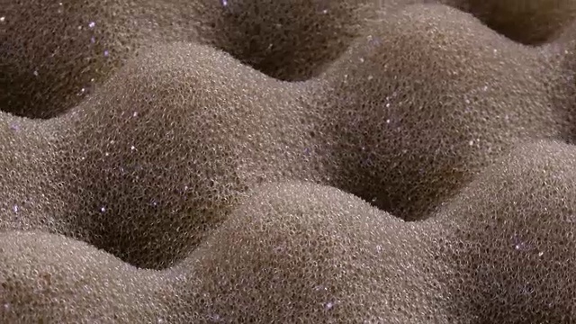 详情图-令人惊叹的凹凸不平的聚氨酯泡沫表面多孔的纹理，顺时针旋转接近。