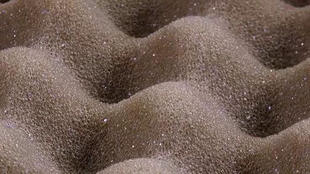 详情图-令人惊叹的凹凸不平的聚氨酯泡沫表面多孔的纹理，顺时针旋转接近。