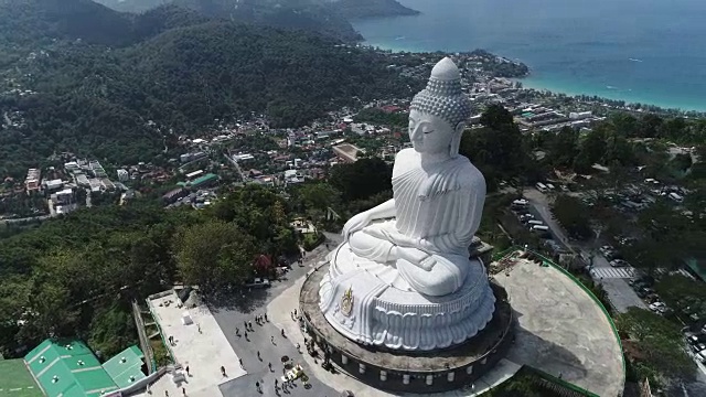 卡隆海滩和卡塔海滩之间山上的大佛鸟瞰图。