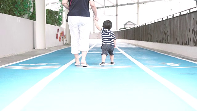 亚洲婴儿和妈妈散步
