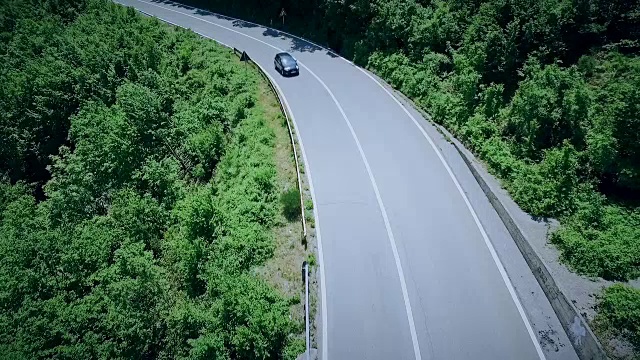 鸟瞰图一个弯曲的道路与汽车通过。山路