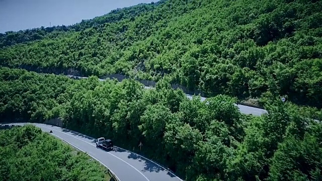 鸟瞰图一个弯曲的道路与汽车通过。山路
