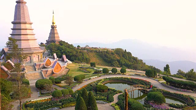 时间流逝地标性的寺庙泰国皇家宝塔在Nopphon Phumisiri