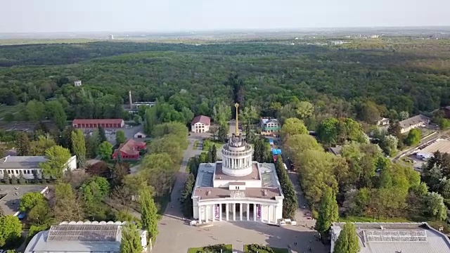 无人机在乌克兰基辅国家展览中心中心广场和休闲区上方拍摄的全景视频。从无人机在全高清视频的慢动作视图