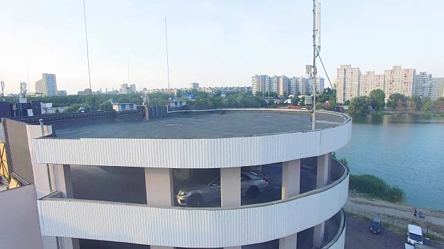 汽车沿着停车场往上开