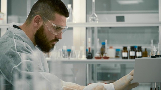 科学家调整实验室的设备