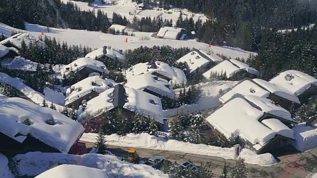 从滑雪缆车到山上小屋被雪覆盖的屋顶的景色