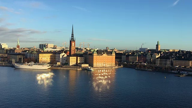 斯德哥尔摩天际线全景与Riddarholmen在日出，瑞典