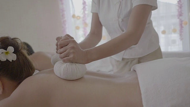 詳情圖-美麗的年輕女人按摩多民族婦女放松在水療中心與治療。