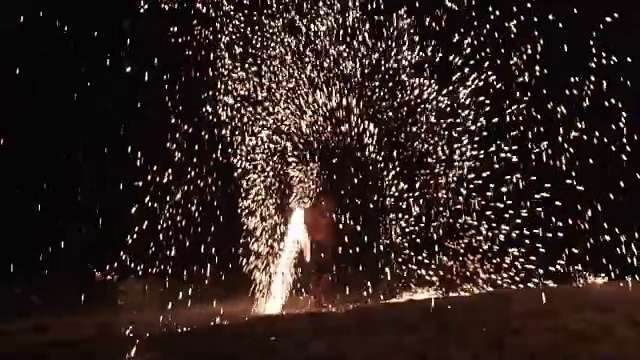 详情图-一个人旋转点燃铁丝羊毛火表演，惊人的烟花夜生活在海滩上表演