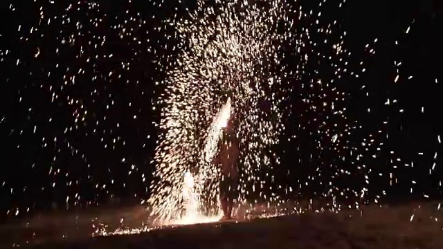 详情图-一个人旋转点燃铁丝羊毛火表演，惊人的烟花夜生活在海滩上表演