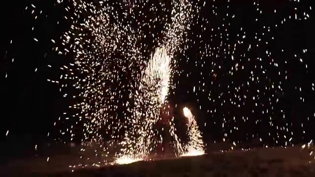 详情图-一个人旋转点燃铁丝羊毛火表演，惊人的烟花夜生活在海滩上表演