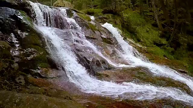 瀑布Riessloch,名胜。Bayerischer国家公园最大的瀑布。来自德国巴伐利亚的迷人风景。