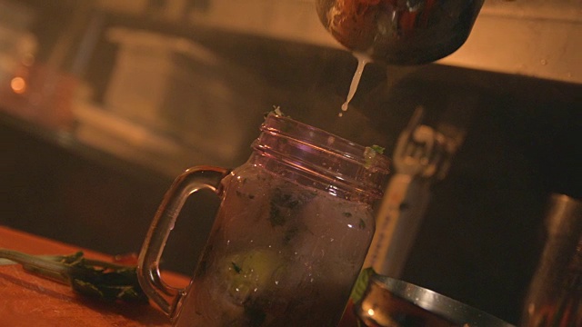 鸡尾酒调配慢动作
