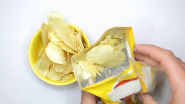 把薯片放在一个小碗里