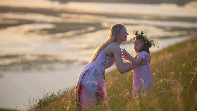 詳情圖-可愛的母親和她的女兒在山上玩在夏天日落
