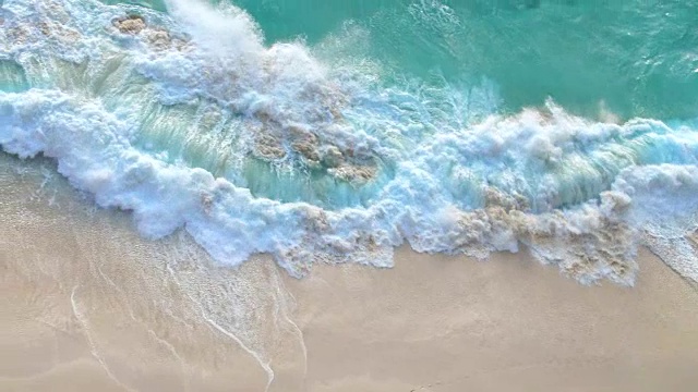 详情图-绿松石般的海浪拍打着沙滩