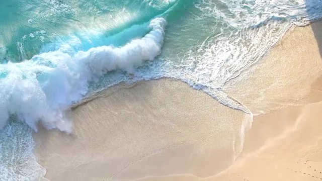 详情图-绿松石般的海浪拍打着沙滩