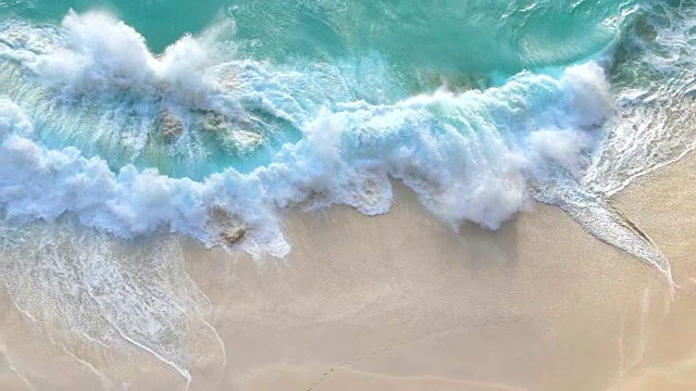 详情图-绿松石般的海浪拍打着沙滩