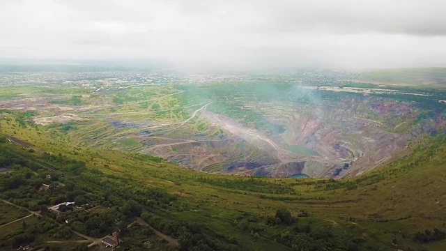 高空鸟瞰图露天采矿采石场有大量机械在工作的工业-俯视视图。提取金，铜