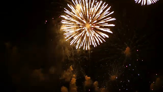 詳情圖-4K鏡頭的近距離真實(shí)多彩的煙花節(jié)日在夜空中點(diǎn)亮在黑暗的夜晚場(chǎng)景假日節(jié)日和慶祝背景