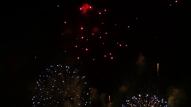 詳情圖-4K鏡頭的近距離真實(shí)多彩的煙花節(jié)日在夜空中點(diǎn)亮在黑暗的夜晚場(chǎng)景假日節(jié)日和慶祝背景