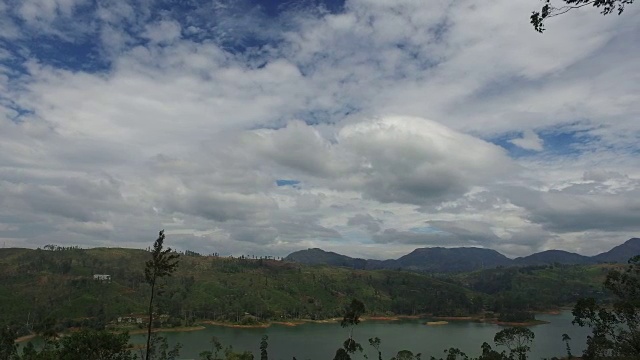 从陆地山丘看湖或河