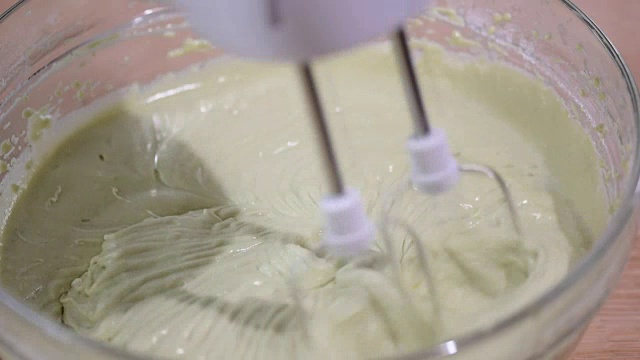 将面团放入碗中，用电动搅拌机搅拌。甜的食物准备