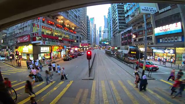 从电车上看香港繁忙的街道