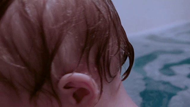 近距离视频的白种人幼童玩浴盆玩具，而在泡泡洗澡