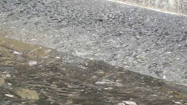 在喷泉旁潜水