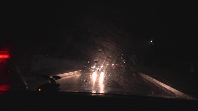 雨中夜路