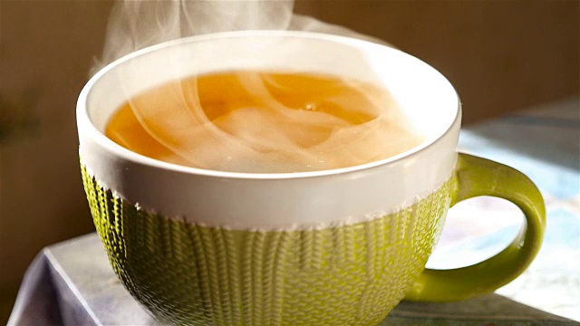 一大杯茶。透明的蒸汽。慢动作