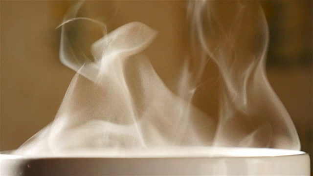 透明蒸汽与茶的杯子。慢动作。特写镜头